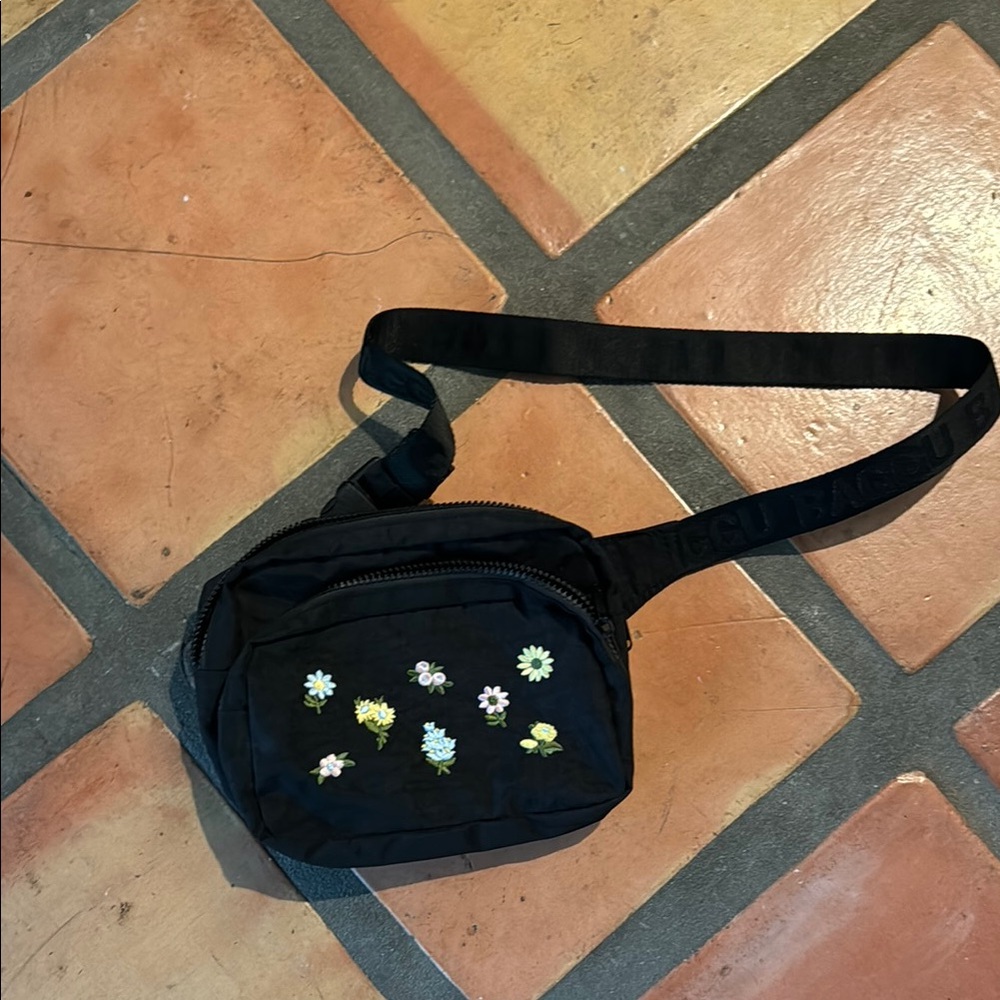 BAGGU Black Crossbody Bag with Elegant Design